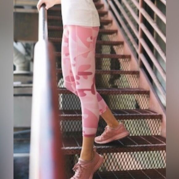 Zyia Light N Tight Capri Leggings - Picture 3 of 10